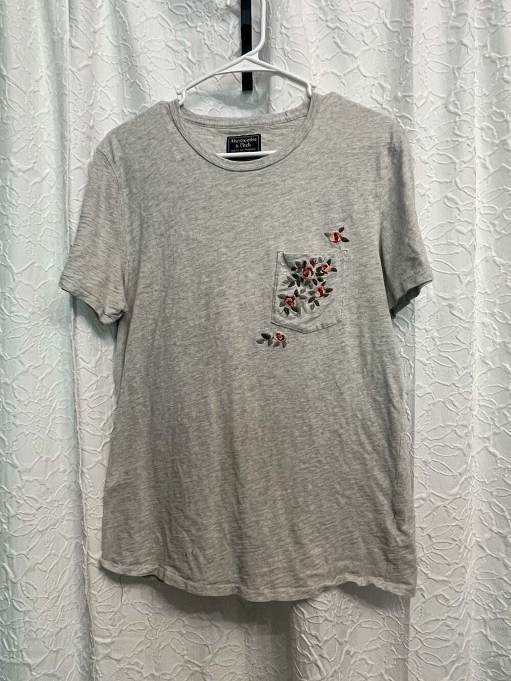 Abercrombie & Fitch T-Shirt Size M Gray Floral Embroidered Pocket Tee